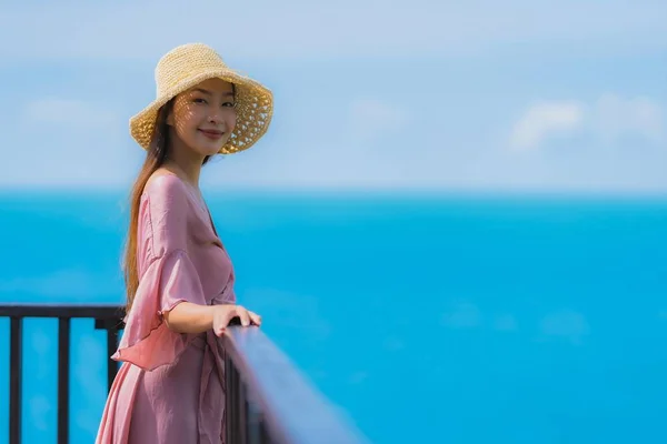 Retrato bonito jovem asiático mulher olhando mar praia oceano para — Fotografia de Stock