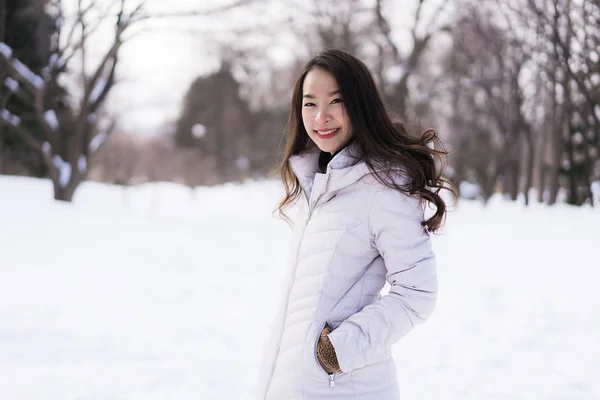 아름 다운 젊은 아시아 여자 눈 이기에 여행에 대 한 행복 한 미소 — 스톡 사진