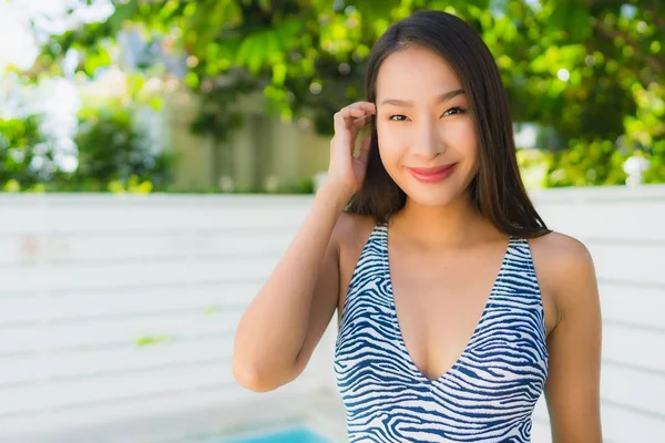 초상화 아름다운 젊은 아시아 여자 행복한 미소 는 ou 주위에 휴식 — 스톡 사진
