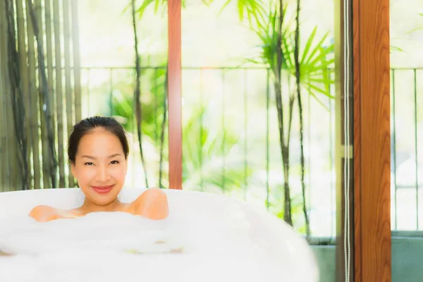 Portrait young beautiful asian woman take a bath in bathtub — Stock Photo, Image