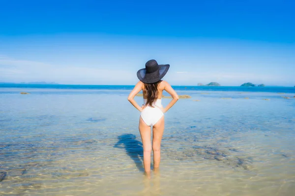 Retrato bonito jovem asiático mulher olhando mar praia oceano para — Fotografia de Stock