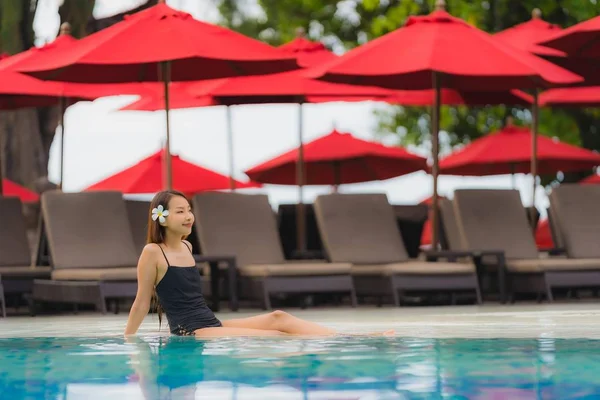 Porträt junge asiatische Frau entspannen Lächeln glücklich um Freibad — Stockfoto