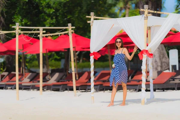 Portret jonge Aziatische vrouw glimlach gelukkig rond strand zee oceaan Wi — Stockfoto