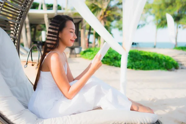 Portré gyönyörű ázsiai nő olvasó könyv körül strand-tenger oce — Stock Fotó