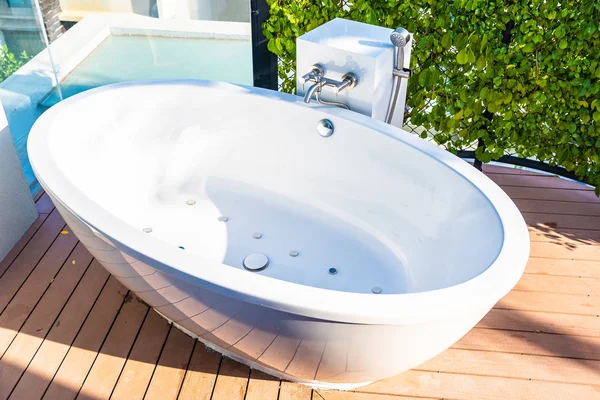 Schöne Luxus weiße Badewanne Dekoration Innenraum des Badezimmers — Stockfoto