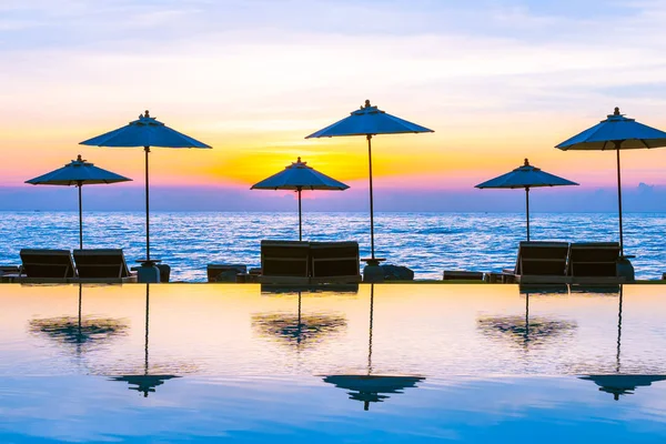 Ombrellone e sedia intorno alla piscina nel resort hotel per leis — Foto Stock