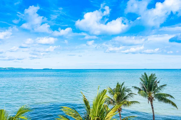 Prachtige panoramische landschap of zeegezicht Oceaan met witte wolk — Stockfoto