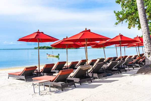 Hermosa playa tropical al aire libre mar océano con sombrilla silla a — Foto de Stock