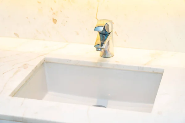 浴室の内部の蛇口の水および流しの装飾 — ストック写真