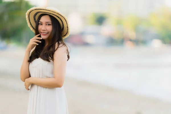 Retrato bonito jovem asiático mulher feliz e sorriso no o beac — Fotografia de Stock