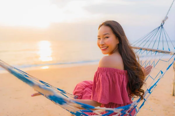 Портрет красивой молодой азиатской женщины, сидящей на гамаке с — стоковое фото