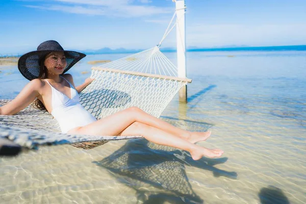 Retrato hermosa joven asiática mujer sentado en hamaca alrededor s —  Fotos de Stock
