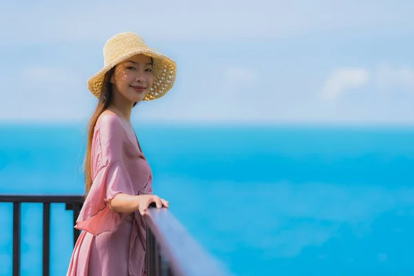 Retrato bonito jovem asiático mulher olhando mar praia oceano para — Fotografia de Stock