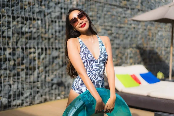 Hermosa retrato asiático mujer relax feliz sonrisa alrededor al aire libre — Foto de Stock