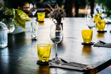 Yemek set ile Şarap kadehi kahvaltı öğle veya akşam yemeği hazırlamak