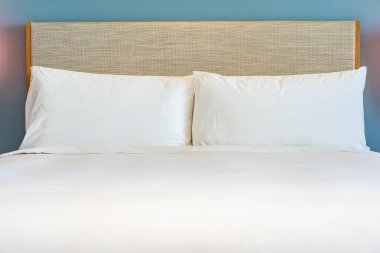 Yatak odasının iç dekorasyonunda yastık.