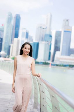Güzel Asyalı kadın gülümseme ve mutlu Singapur CIT içinde seyahat etmek
