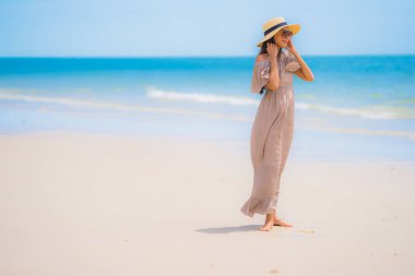 Portre güzel genç Asyalı kadın mutlu gülümseme Relax tr