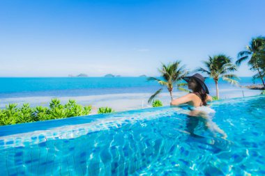 Portre güzel genç Asyalı kadın lüks açık SWI rahatlayın