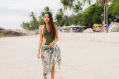 Portre güzel asya kadın mutlu gülümseme tropikal dinlenmek