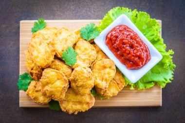 Derin yağda kızartılmış tavuk eti çağrı nugget domates veya ketçap sos ile