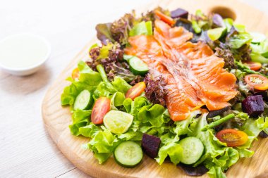 Çiğ füme somon et balık taze yeşil sebze salatası ile 