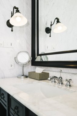 Güzel lüks beyaz lavabo ve bathroo facuet su iç