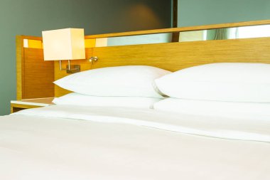 B yatak dekorasyonu üzerinde güzel lüks rahat beyaz yastık