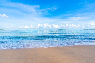 Beyaz bulut mavi gökyüzü ile güzel tropikal plaj deniz Okyanusu ve