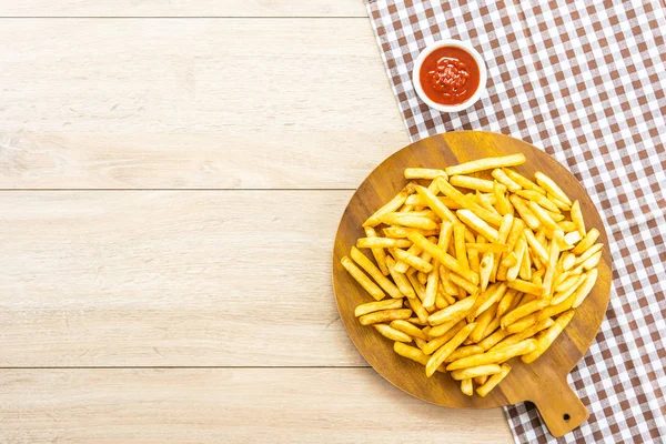 Pommes mit Tomaten- oder Ketchup-Sauce — Stockfoto