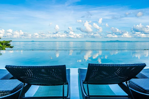 Parasol en stoel rond zwembad in hotel resort neary se — Stockfoto