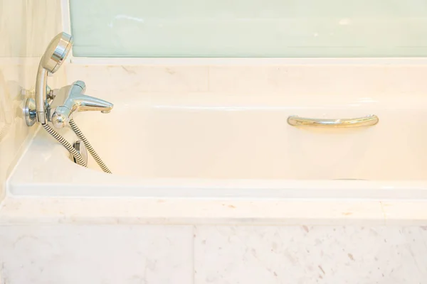 Bañera de lujo blanca decoración en inodoro y baño —  Fotos de Stock