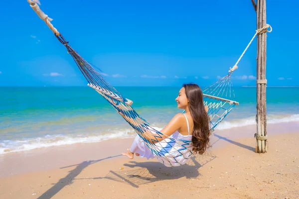 Retrato bonito jovem asiático mulher feliz sorriso lazer no o — Fotografia de Stock