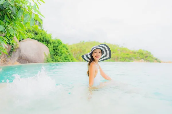 Retrato jovem mulher asiática relaxar sorriso feliz em torno de natação ao ar livre — Fotografia de Stock