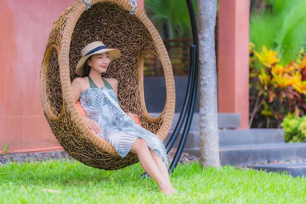 초상화 젊은 아시아 여자 앉아 에 그네 의자 에 the 정원 — 스톡 사진