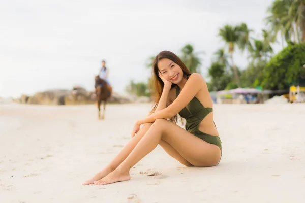 Портрет красивые азиатские женщины счастливая улыбка расслабиться на тропических — стоковое фото