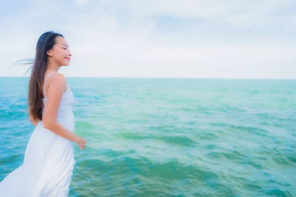 Retrato bonito asiático mulheres ao redor praia mar oceano com feliz — Fotografia de Stock