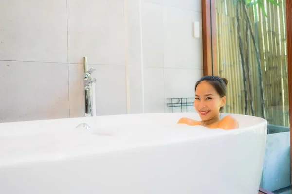 Portrait young beautiful asian woman take a bath in bathtub — Stock Photo, Image