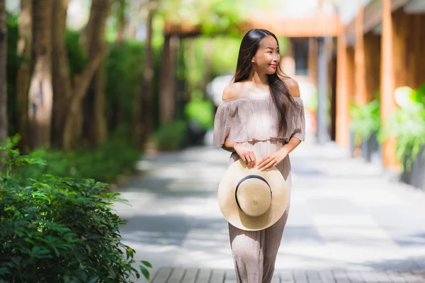 Porträt schöne junge asiatische Frau lächelt glücklich — Stockfoto