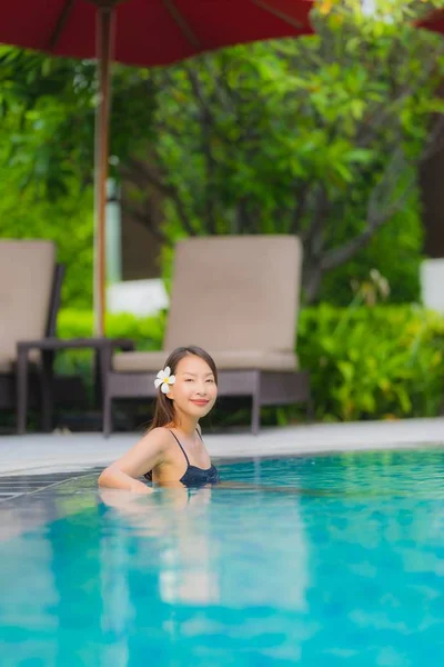 Retrato jovem mulher asiática relaxar sorriso feliz em torno de natação ao ar livre — Fotografia de Stock
