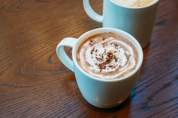 Горячий какао и шоколад в белой чашке или кружке — стоковое фото