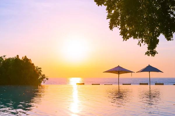 Bellissima piscina all'aperto con ombrellone e terrazza — Foto Stock