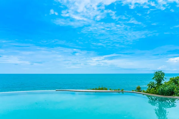 Hermosa piscina infinita al aire libre en el complejo hotelero con se —  Fotos de Stock