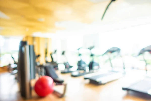 Equipamento de fitness abstrato desfocado e desfocado no interior da sala de ginástica — Fotografia de Stock