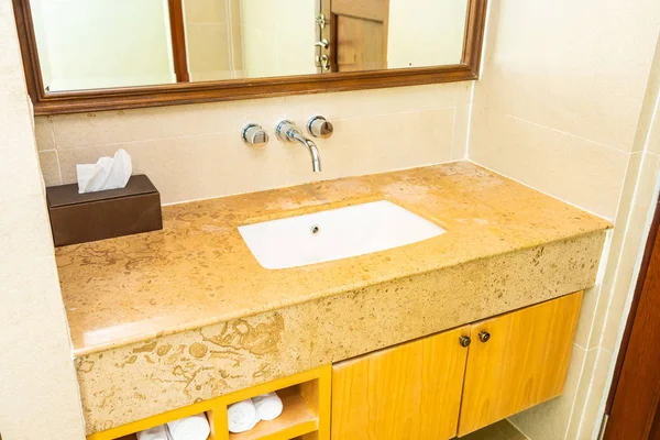 Bela elegância torneira de água e decoração de pia no banheiro — Fotografia de Stock