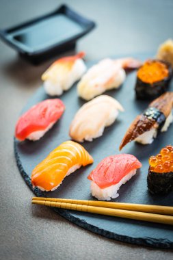 Somon balığı karides karides yılan balığı kabuk ve oth nigiri suşi ayarla