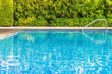 Yatak şezlong ve şemsiye ile güzel Açık Yüzme Havuzu