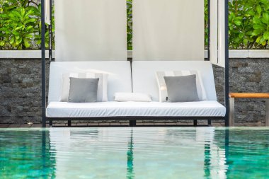 Şemsiye sandalye salonu çevresinde orada fo ile Açık Yüzme Havuzu