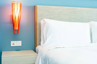 Yatak odasının iç dekorasyonunda yastık.