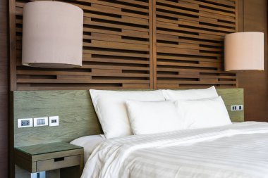 Hafif lamba ile yatakta güzel lüks rahat yastık